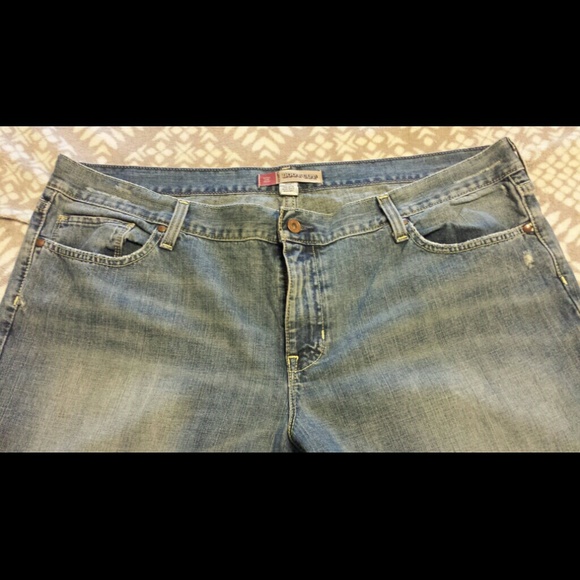Old Navy •distressed jeans•
