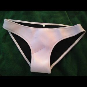 Triangl look-alike light purple swimsuit bottoms.