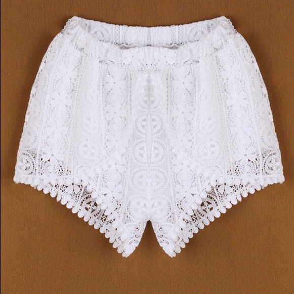 🆕 Elegant Irregular Hem Lace Shorts