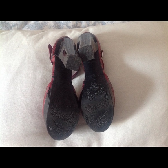 Donated! Very cute and comfy.  Easy to walk in. - Picture 3 of 3