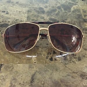 Aviator style sunglasses