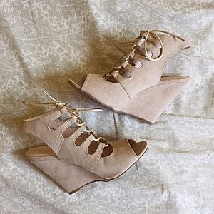 Nude-Laced Wedges.👠