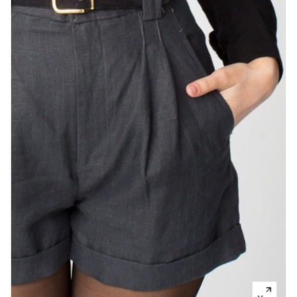 Cute high waisted pleated shorts!