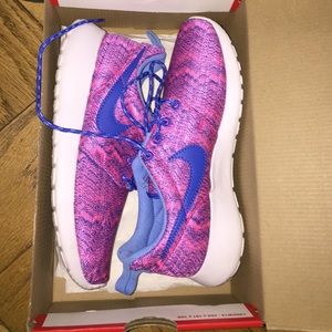 Brand new Nike rosches!