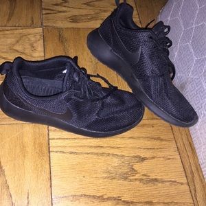 ALL BLACK NIKE ROSCHES 😍