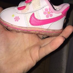 Baby girl nikes 😍💕