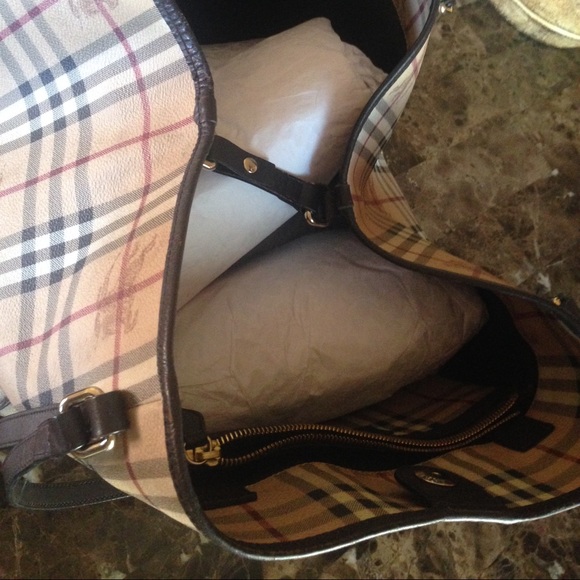 Additional pics Burberry handbag - Picture 2 of 3