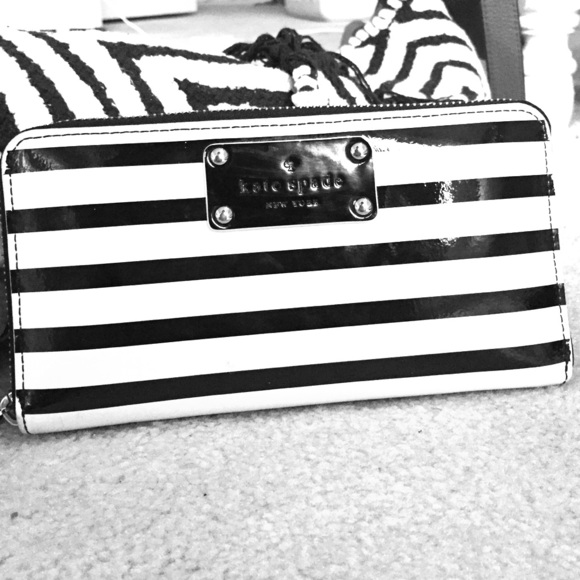 ✨Black & White Striped Kate Spade Wallet!❤️