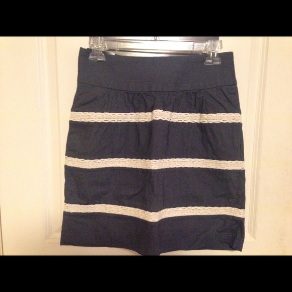 Navy cream lace pencil skirt. Banana Republic:)