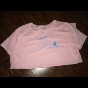 Vineyard vines t-shirt.