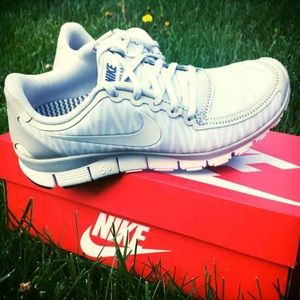 Nike Frees White Chevron