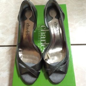 Charles David Curvation grey pump