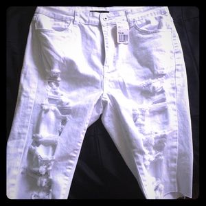 Distressed White Bermuda shorts