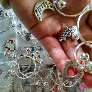 Adjustable bangle bracelets