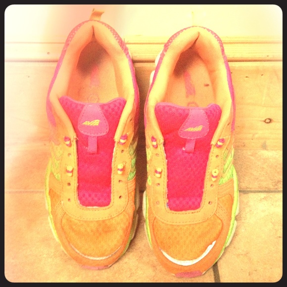 AVIA    U.S 5  shoes