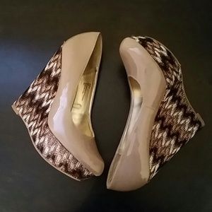 👍😉💕💕💕Lovely Steve Madden Tan Wedges...