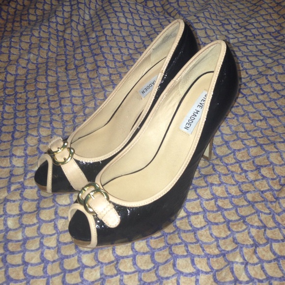 STEVE MADDEN black and nude peep toe pumps