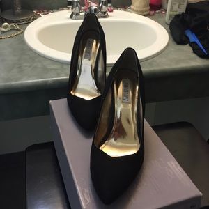 Jennifer Lopez black pumps