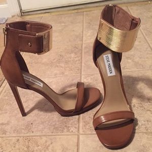 Brand new Steve Madden strap toe heels 😍