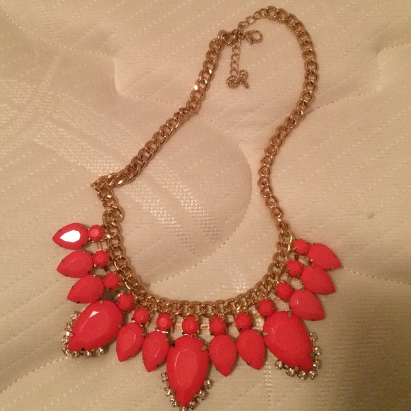 NWOT pink jeweled statement necklace