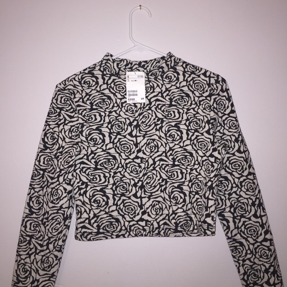BRAND NEW! Black and white rose detailed crop top! - Picture 1 of 1
