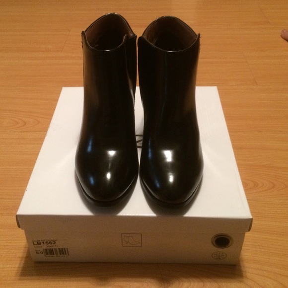 Unize black pu patent booties 7