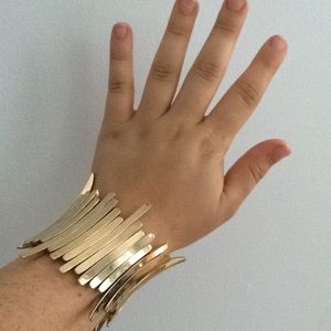 Super cute gold bracelet