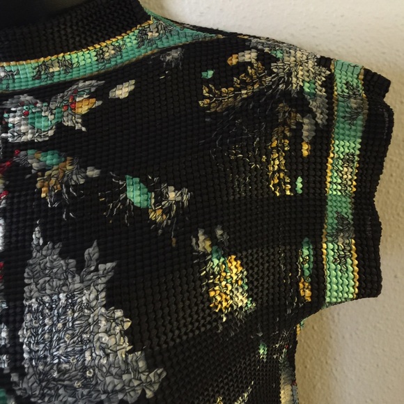 ⭐️🌓BEAUTIFUL ORIENTAL INSPIRED TOP NWOT!🌓⭐️ - Picture 4 of 4
