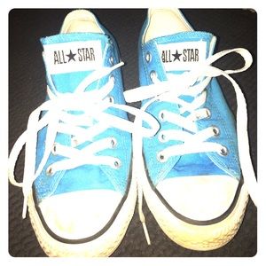 Gently used converse sneakers 😊