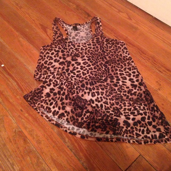 Vneck leopard skin top