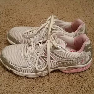 New Balance 8.5 Breast Cancer Awareness walking