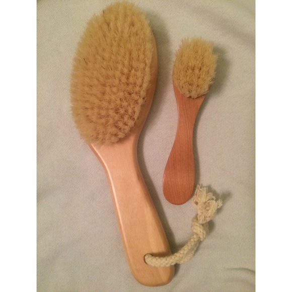 Set of two body brushes!