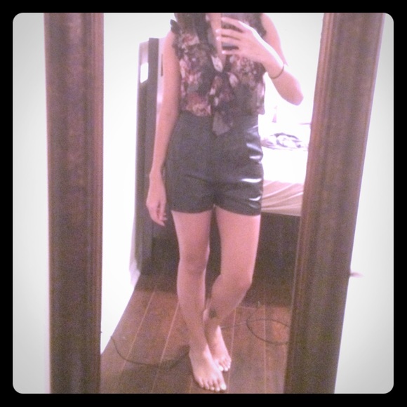 💯% leather high waisted shorts