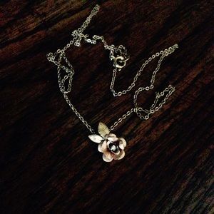 ❌SOLD❌ Vintage tiny gold rose necklace