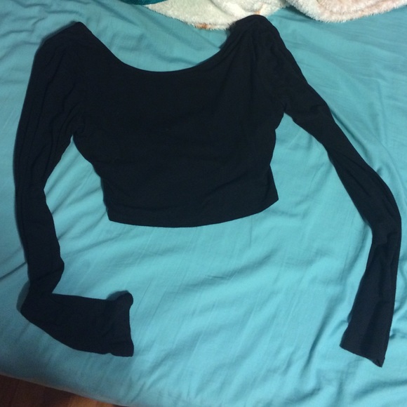 Long sleeve black crop top