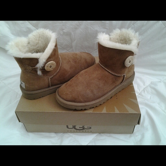 UGG Mini Bailey Button Boot~Size 6