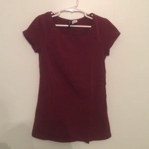 Fitted maroon tee