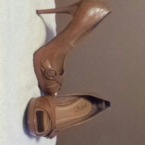 Cute cognac peek toe heel