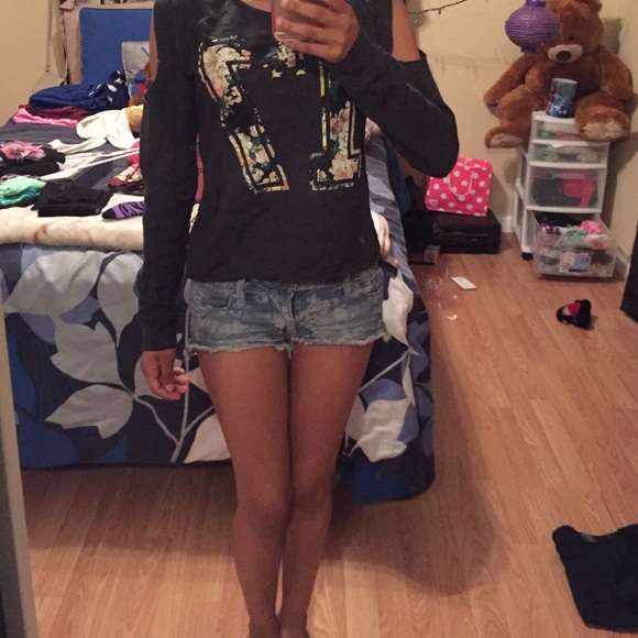 Sweater with parts of the shoulders cut