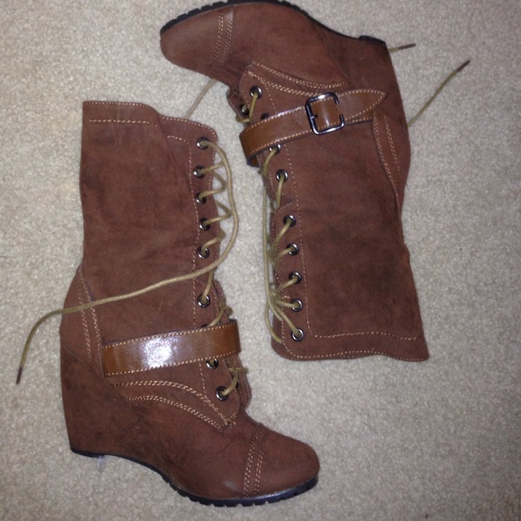 Brown shoelace wedged boots