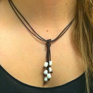 Leather & Freshwater pearl necklace