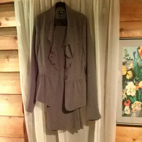 !NWOT! - Charcoal/White Weave Feminine Suit - Picture 3 of 4