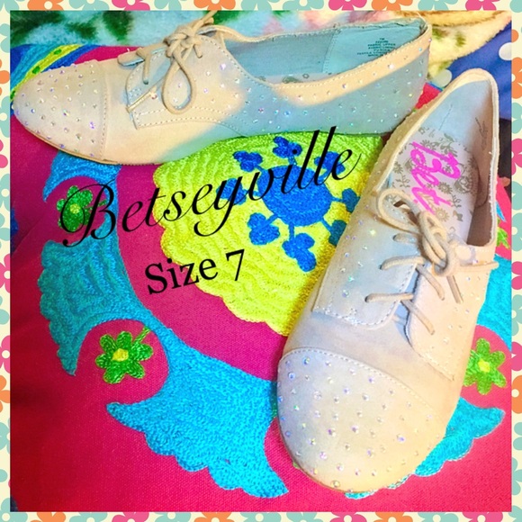💋 NWOT BetseyVille Size 7 Tan Bling Oxfords 💋