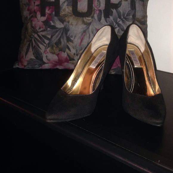 Jennifer Lopez black pumps