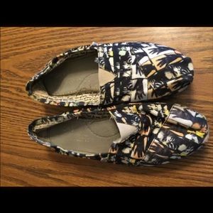 Used Toms size 6