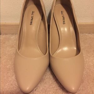 *SOLD* NEW Nude Chunky Stiletto w/ Gold Detailing