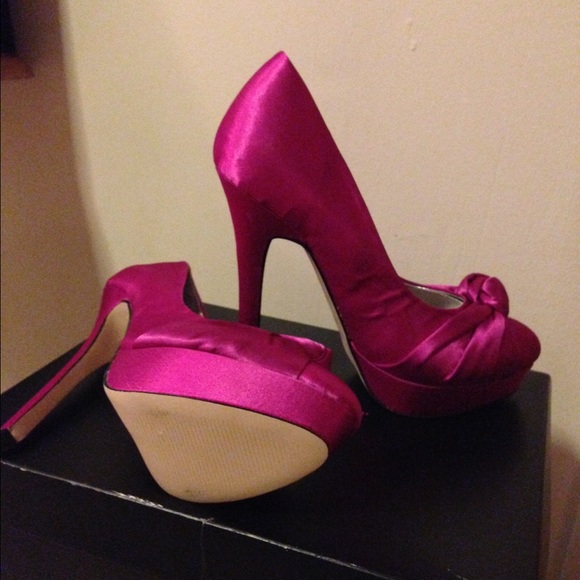 Gabby/Fuchsia Satin - Picture 3 of 4