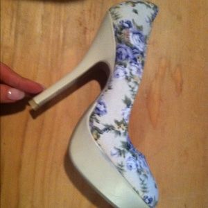 NEW ivory / floral pumps