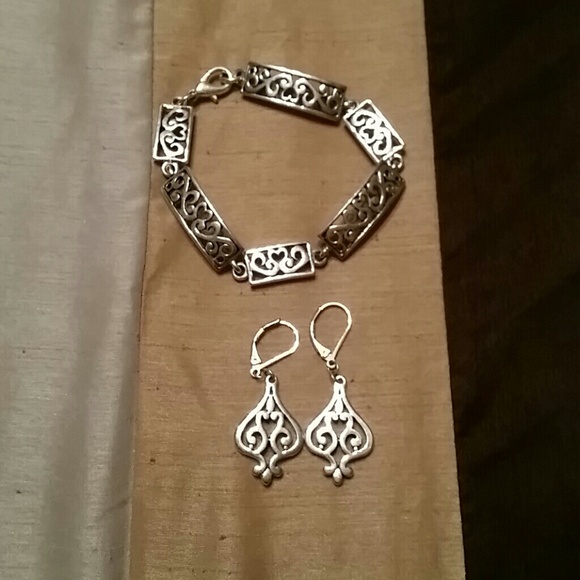 Set bracelet and earrings