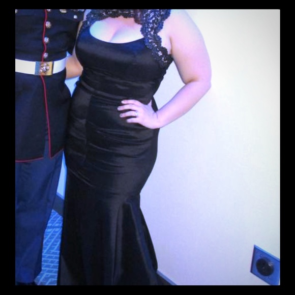 Dresses & Skirts - Stunning mermaid gown black xscape size 14 prom?